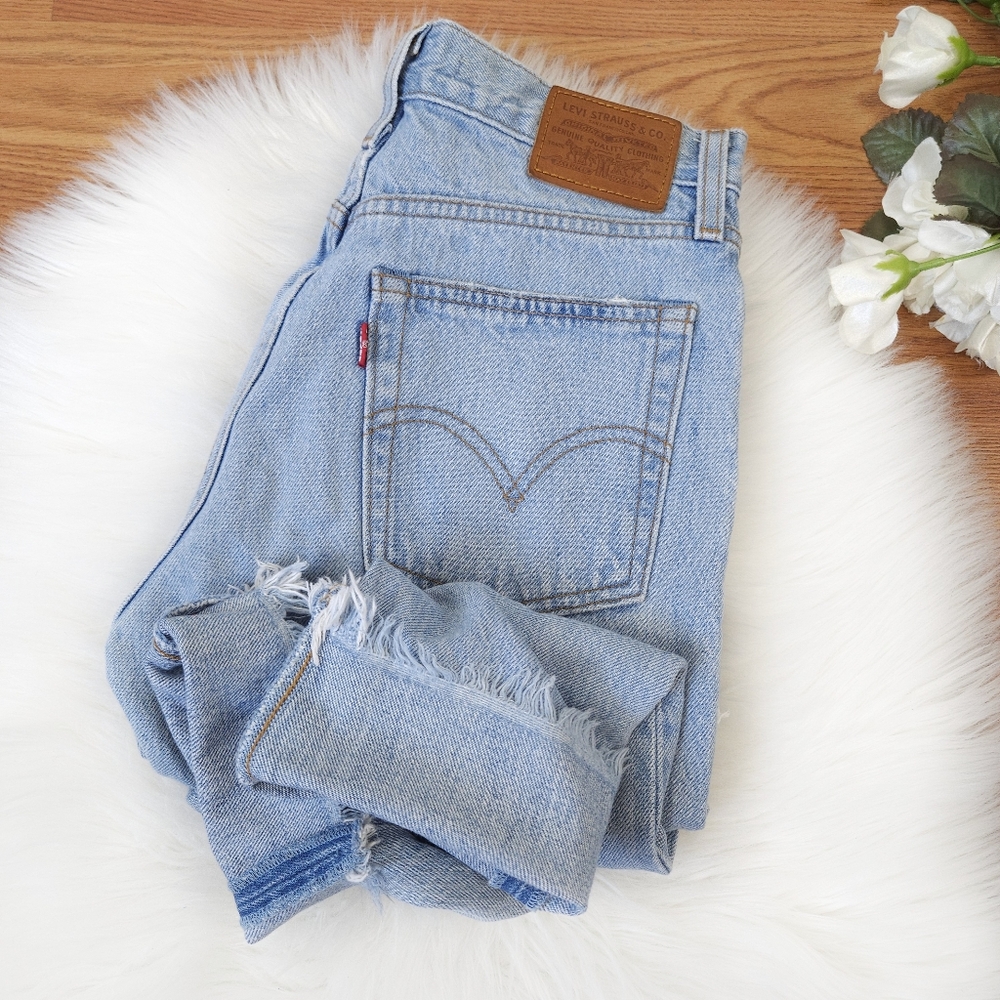 Levis Premium Wedgie Fit Ankle Jeans Frayed Fringe Hems Light Wash Distressed 24